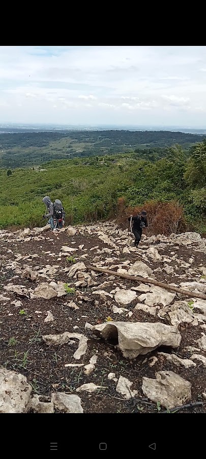 Jalur pendakian gunung karang