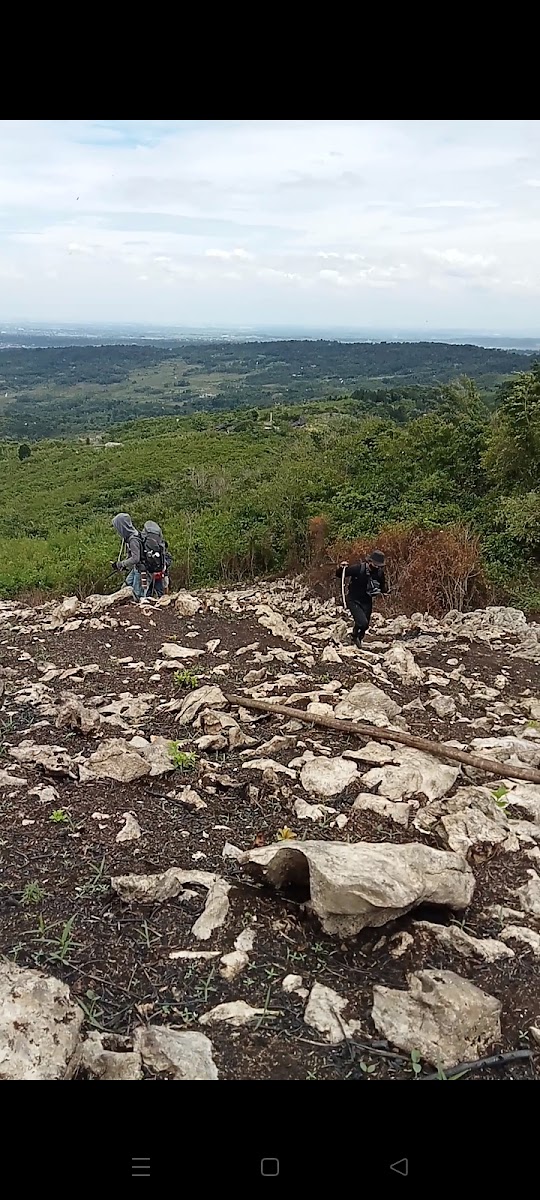 Jalur pendakian gunung karang