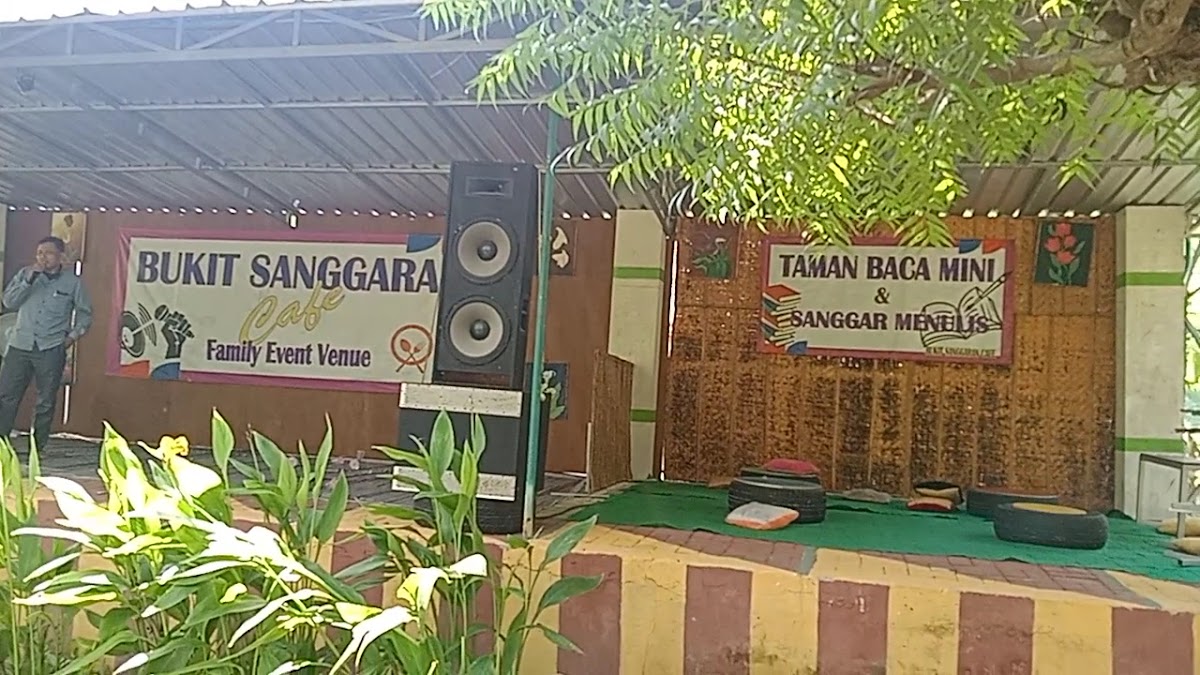 Bukit Sanggaran : Bumi Perkemahan & Kafe