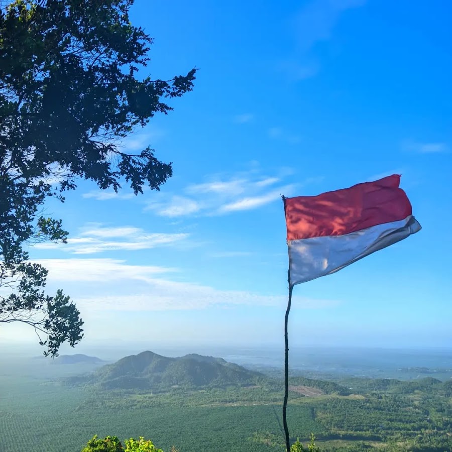 Puncak Gunung Badau
