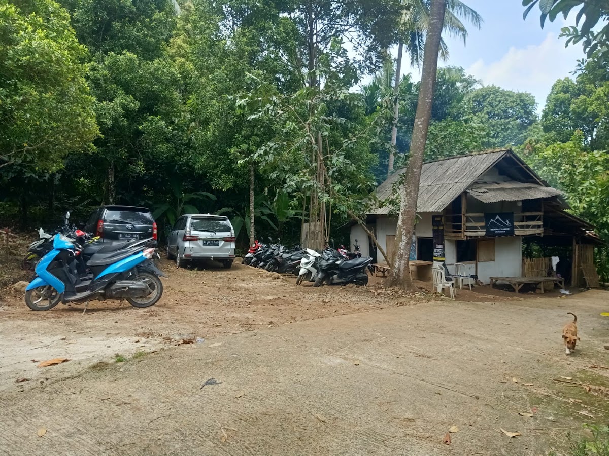 Base camp pendakian gunung raja basa