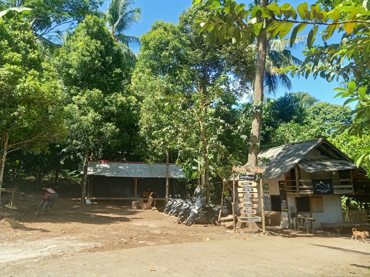 Base camp pendakian gunung raja basa