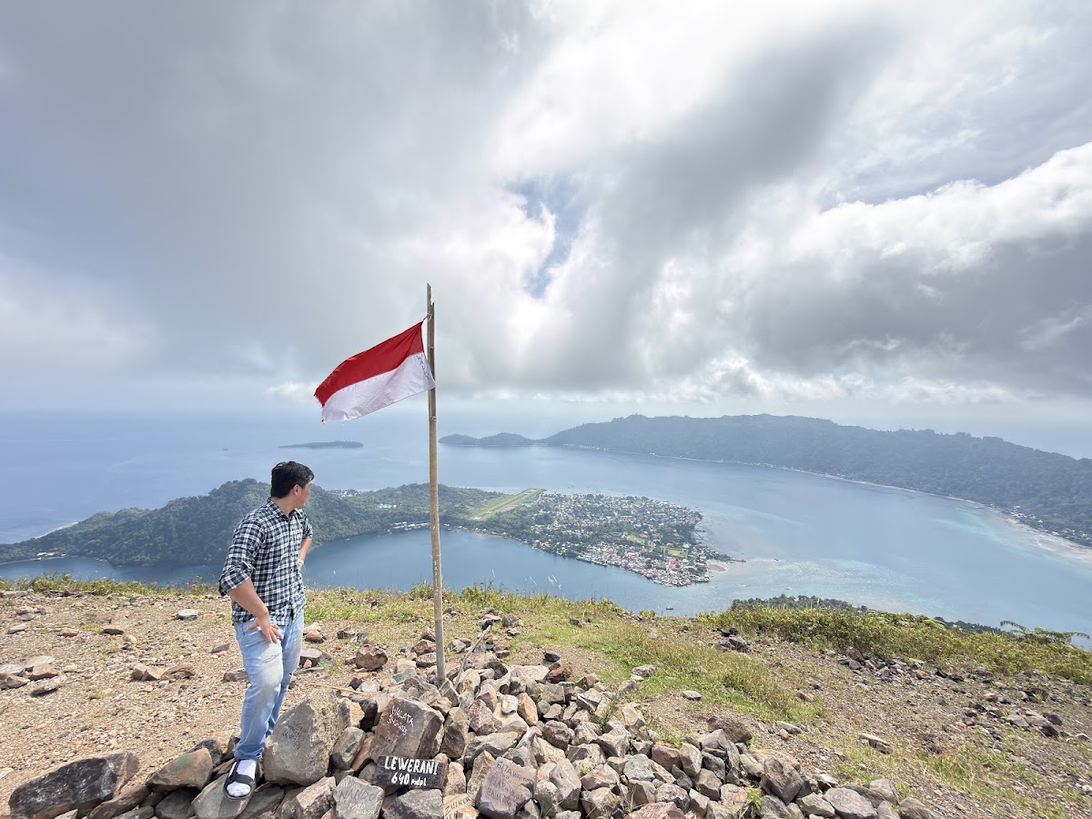 Puncak Lewerani