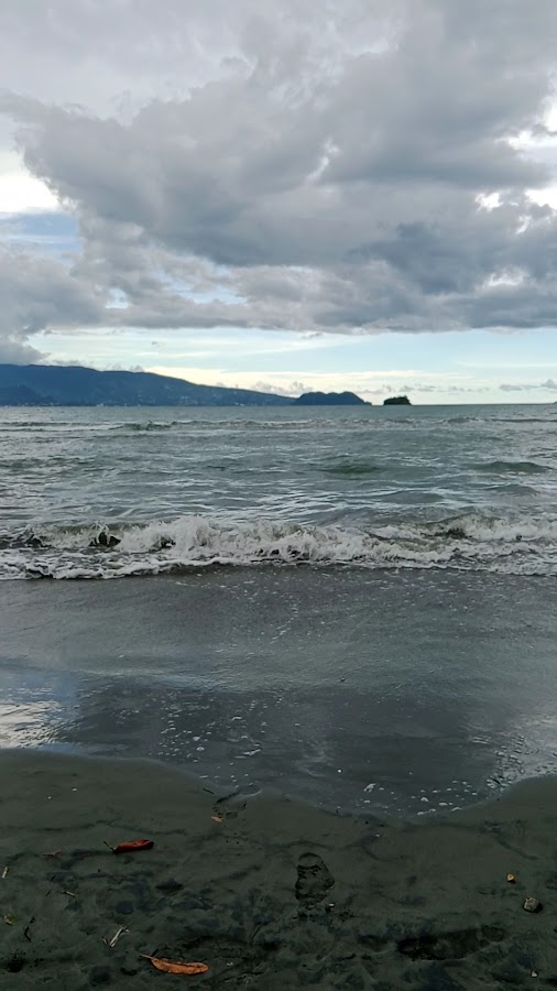 Pantai Wisata Cemara Paaloong Holtekamp