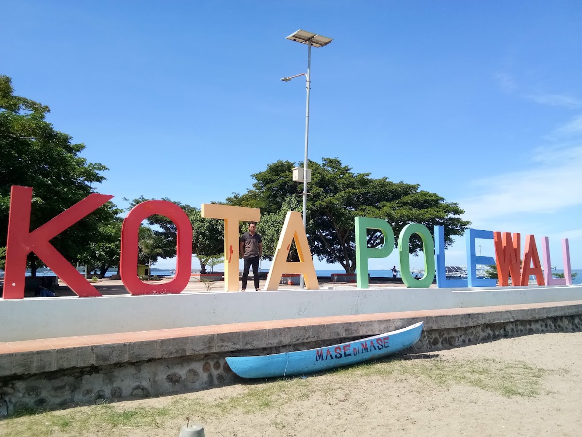 Taman dan Pantai Bahari Polewali