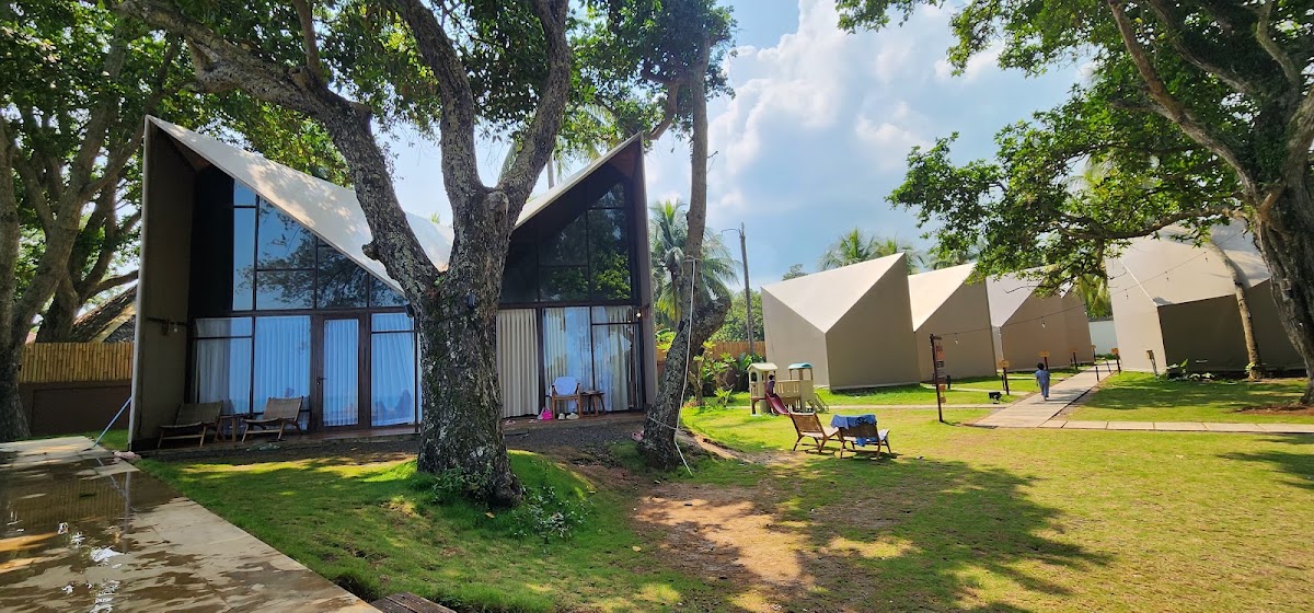 Hiromi Anyer Beach Resort