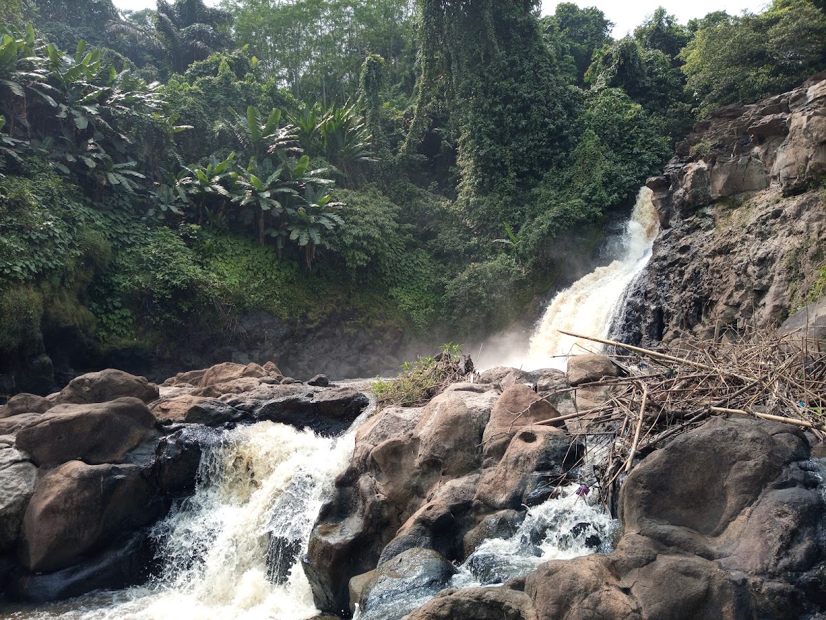 Air terjun pinggir jalan