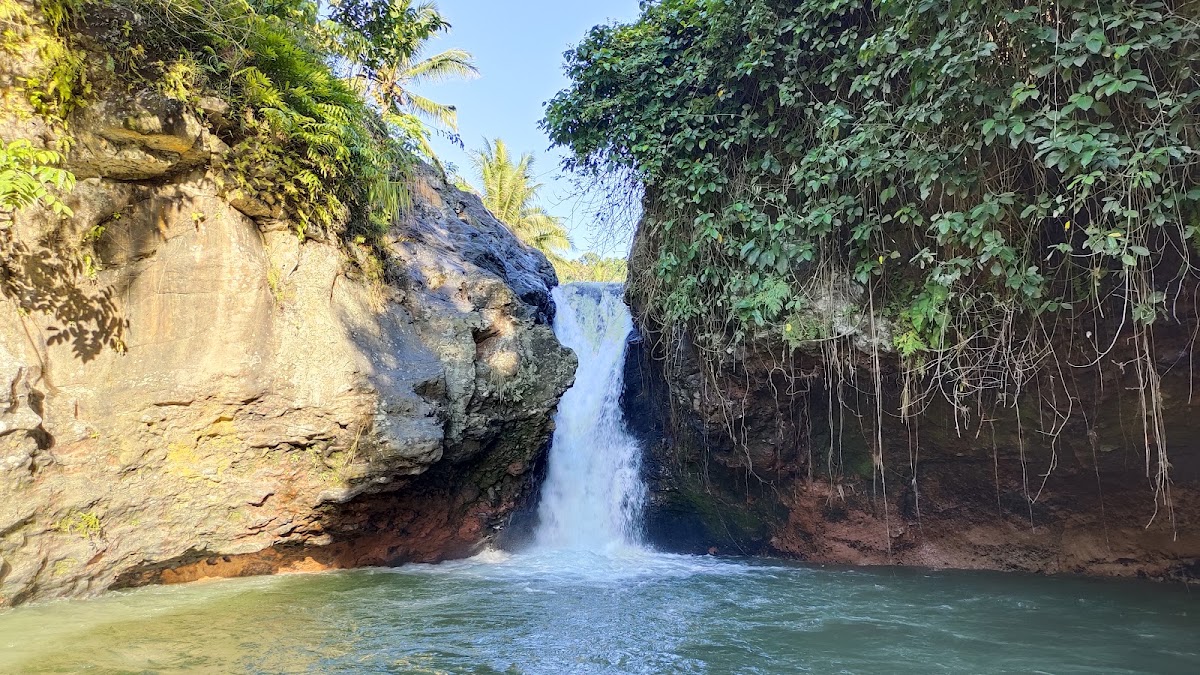 Air terjun pinggir jalan
